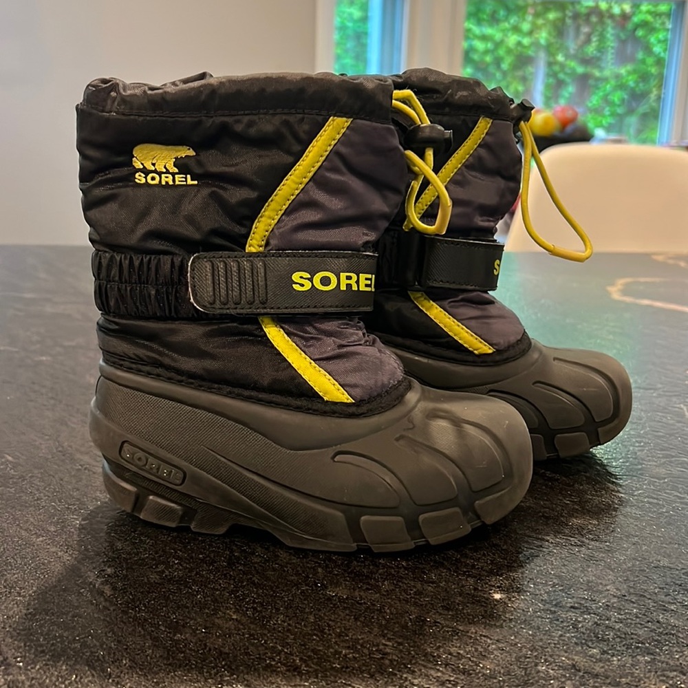 Used kids Sorel Snow Boots size 10.